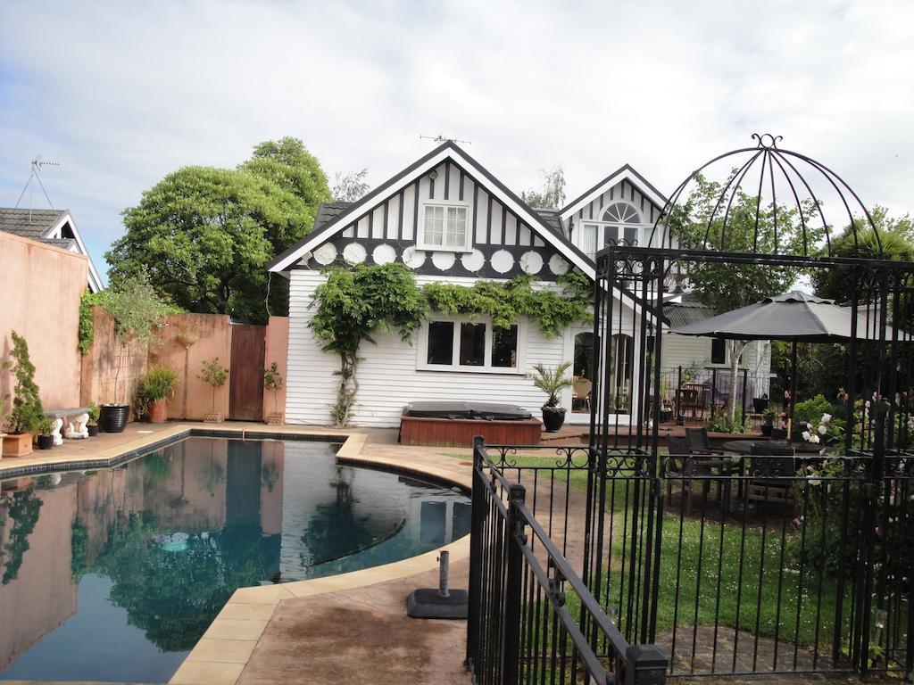 English Tudor House Hamilton Bilik gambar